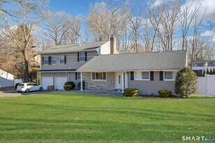 70 Archer Ln in Stamford, CT - Building Photo