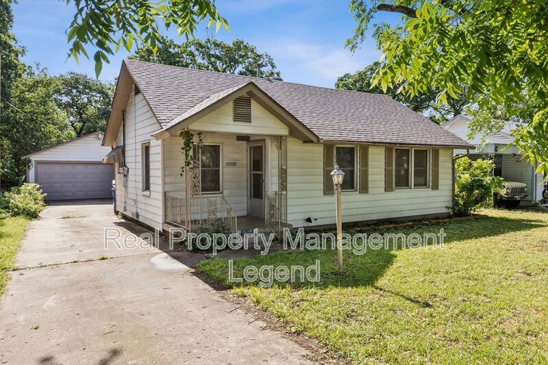 2006 Oakwood St in Fort Worth, TX - Building Photo