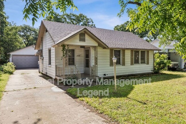 2006 Oakwood St in Fort Worth, TX - Building Photo - Building Photo
