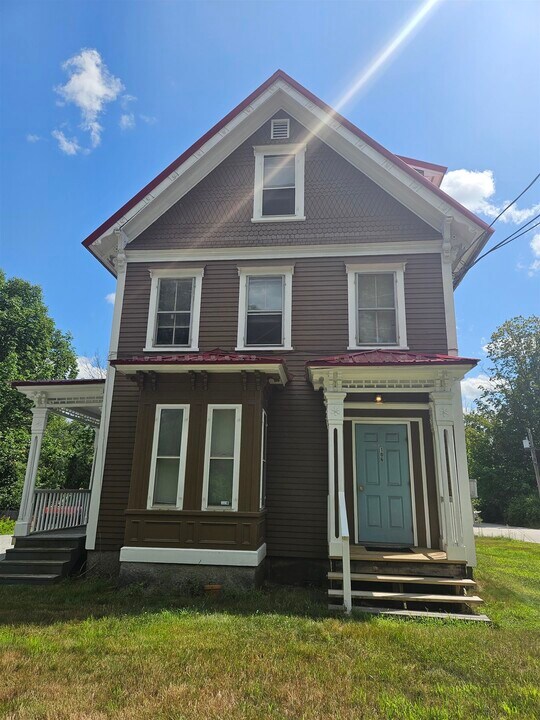 106 W Main St in Hillsborough, NH - Building Photo