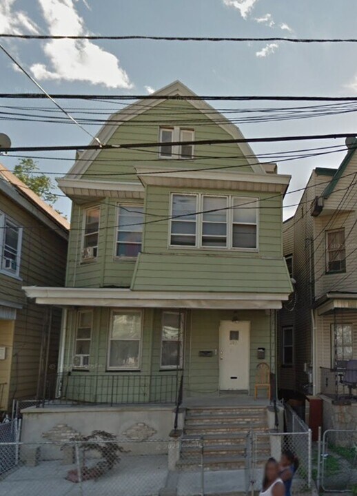 205 Wilkinson Ave, Unit #1 in Jersey City, NJ - Foto de edificio