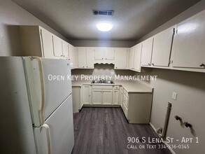 906 S Lena St, Unit Apt 1 in Dothan, AL - Foto de edificio - Building Photo
