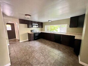 230 SW Spring St in Grants Pass, OR - Building Photo - Building Photo