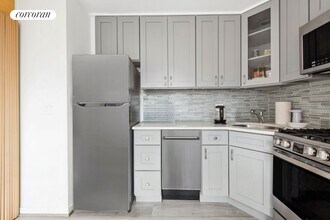 300 E 90th St in New York, NY - Building Photo - Building Photo