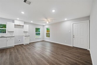 8215 Crestview Dr-Unit -A in Houston, TX - Building Photo - Building Photo