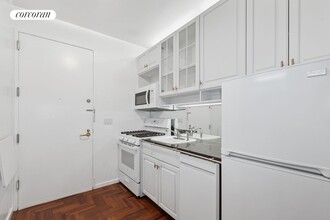 250 E 54th St in New York, NY - Building Photo - Building Photo
