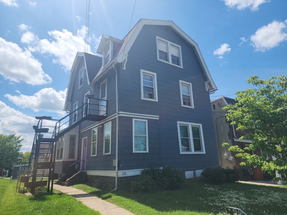 115 W 11th Ave in Conshohocken, PA - Building Photo