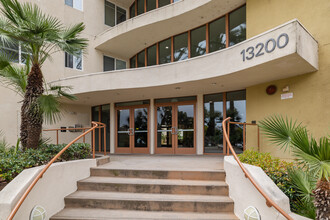 Crescent Walk in Playa Vista, CA - Building Photo - Building Photo