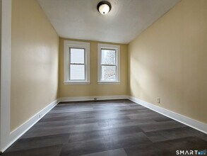 330 Hollister St in Stratford, CT - Building Photo - Building Photo