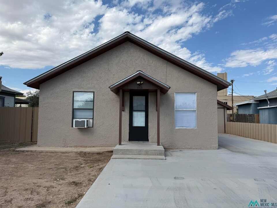 606 W Missouri Ave in Artesia, NM - Building Photo