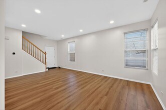 708 Meadowridge Dr in Aurora, IL - Foto de edificio - Building Photo