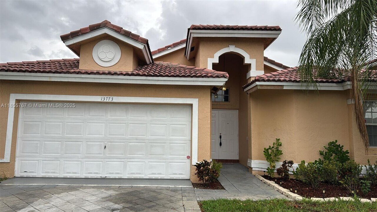 13773 NW 22nd St in Sunrise, FL - Building Photo