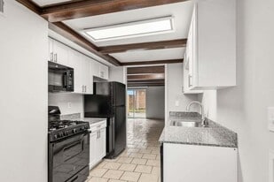 East Townhomes and Apartments in Columbus, OH - Building Photo