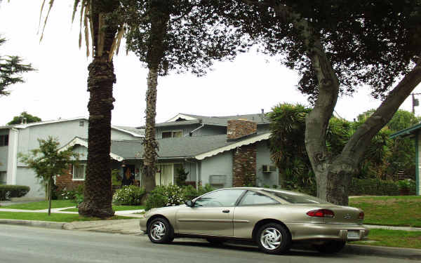 208 E Alhambra Rd in Alhambra, CA - Foto de edificio - Building Photo