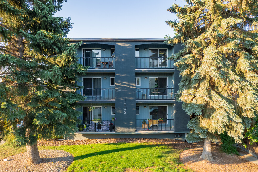 1603 26th Ave SW in Calgary, AB - Building Photo