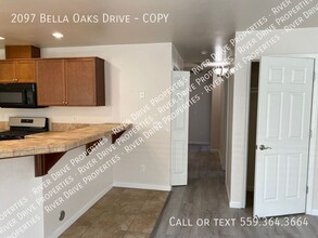 2097 Bella Oaks Dr in Tulare, CA - Building Photo - Building Photo