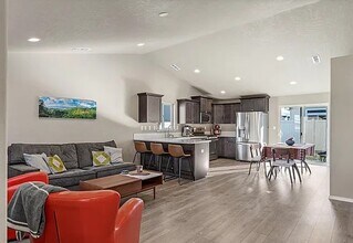 6102 Crown Crest Ave in Yakima, WA - Building Photo - Building Photo