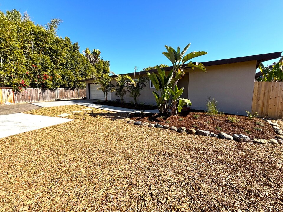 745 Bracero Rd in Encinitas, CA - Foto de edificio