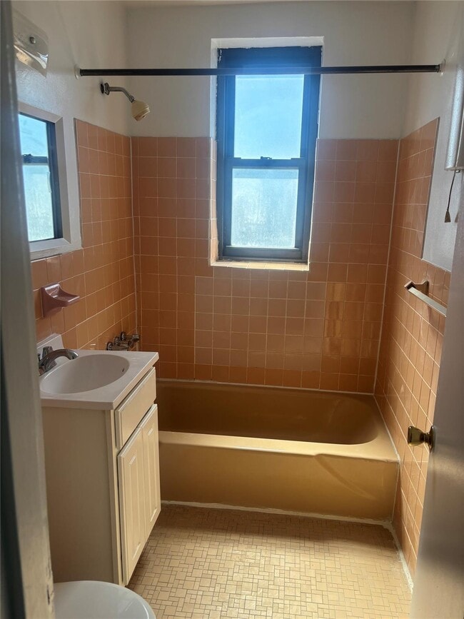 143 Bruce Ave in Yonkers, NY - Building Photo - Building Photo