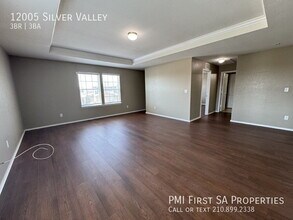 12005 Silver Valley in San Antonio, TX - Foto de edificio - Building Photo
