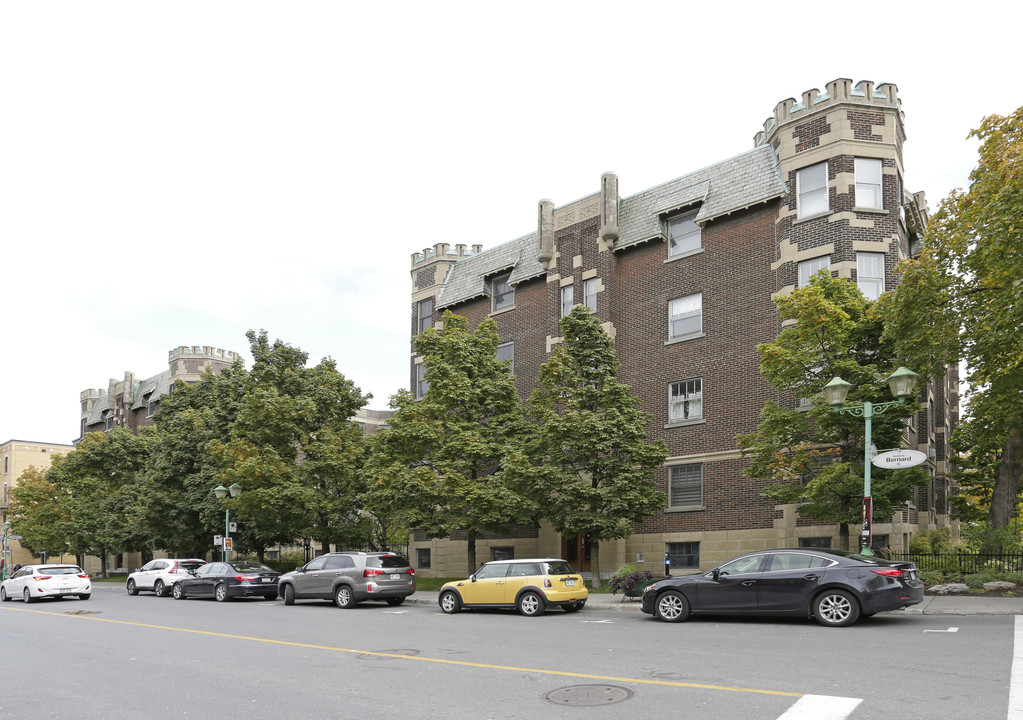 1058-1066 Bernard Rue W in Montréal, QC - Building Photo