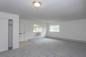 Villas at Pine Hills in Manorville, NY - Foto de edificio - Interior Photo