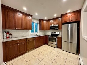 10 Claremont Dr in Mastic Beach, NY - Building Photo - Building Photo