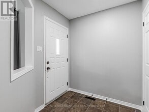 10 Laidlaw Dr in Barrie, ON - Building Photo - Building Photo