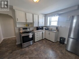 63 Pelham Rd in St Catharines, ON - Building Photo