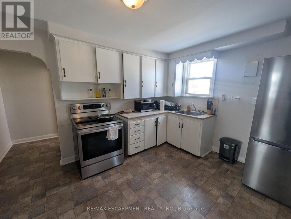 63 Pelham Rd in St Catharines, ON - Building Photo