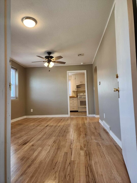 111 W 1st St, Unit 111.5 W 1st St Apt 1 in Lyons, KS - Foto de edificio