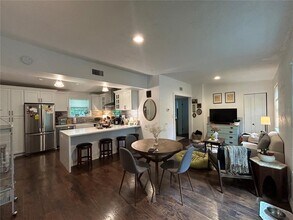 816 NE 9th Ave in Gainesville, FL - Building Photo - Building Photo