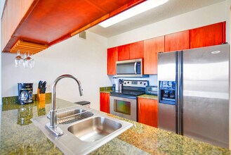 1200 Brickell Bay Dr in Miami, FL - Building Photo - Building Photo