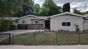 23932 Oxnard St in Los Angeles, CA - Building Photo