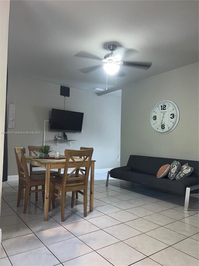 2525 NW 33rd St-Unit -2 in Miami, FL - Foto de edificio - Building Photo