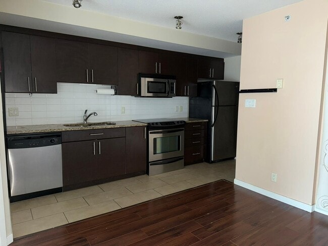 555 Delestre Ave in Coquitlam, BC - Building Photo - Building Photo