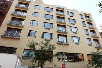 312 W 53rd St in New York, NY - Building Photo - Building Photo