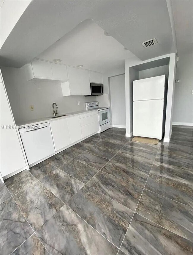 2101 Atlantic Shores Blvd in Hallandale Beach, FL - Building Photo - Building Photo