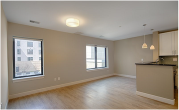 215 Rogers St, Unit 216 in Dartmouth, MA - Foto de edificio - Building Photo