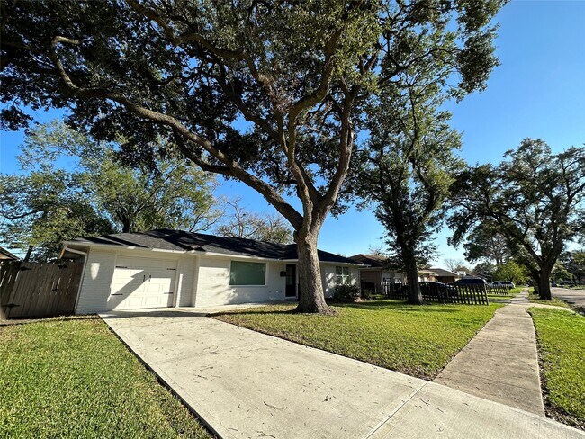 1701 Buchanan St in Pasadena, TX - Building Photo - Building Photo