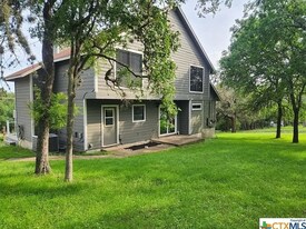 305 Forest Dr in San Marcos, TX - Building Photo