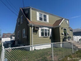 84 2nd St in Woodbridge Township, NJ - Building Photo