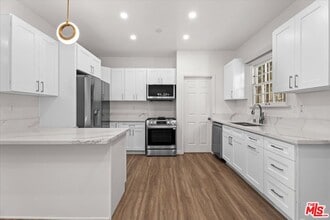 9687 W Olympic Blvd in Beverly Hills, CA - Building Photo - Building Photo