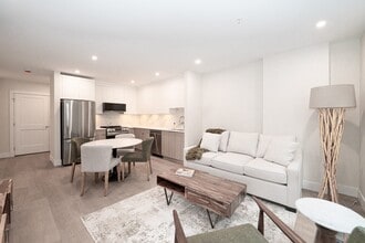 Woodland Place in Langford, BC - Foto de edificio - Building Photo