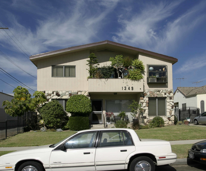 1349 S Ogden Dr in Los Angeles, CA - Building Photo