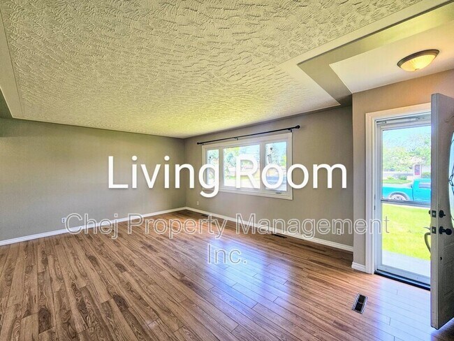 8007-128A 128a Ave NW in Edmonton, AB - Building Photo - Building Photo