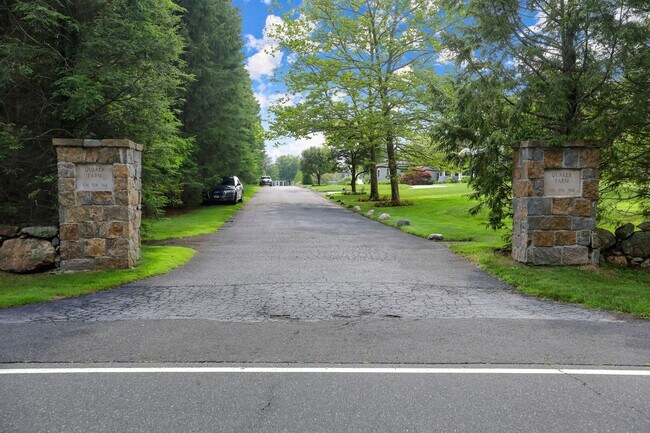 556 Riversville Rd in Greenwich, CT - Building Photo - Building Photo