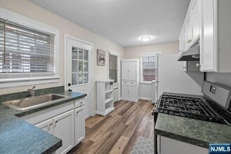 13-08 Plaza in Fair Lawn, NJ - Building Photo - Building Photo