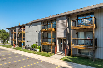 Meadowbrook Apartments in Independence, MO - Building Photo - Building Photo