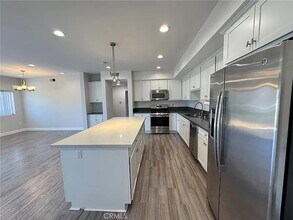 5432 Hermitage Ave, Unit 202 in Los Angeles, CA - Foto de edificio - Building Photo